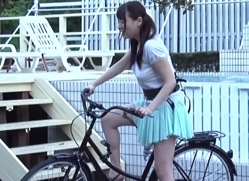 固定電マ自転車「だめっ…腰浮いちゃう…出ちゃぅぅ！」じょぼぼぼぼ～ｗｗ公衆の面前で潮をお漏らしする透けブラ巨乳美少女！ｗ